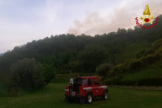 Ascoli Piceno - incendio sulla collina di Monterocco, interviene l’elicottero dei vigili del fuoco